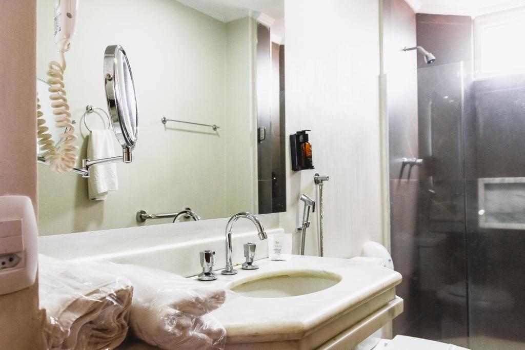 Um banheiro em Fenix Hotel Pouso Alegre