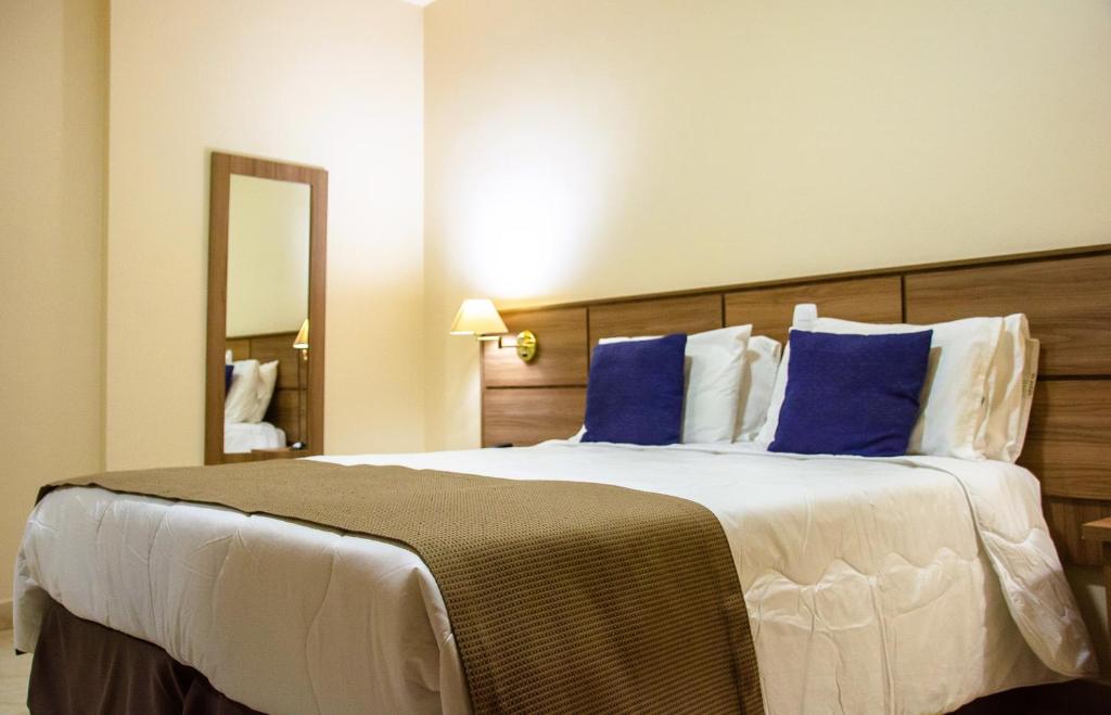 Cama ou camas em um quarto em Fenix Hotel Pouso Alegre