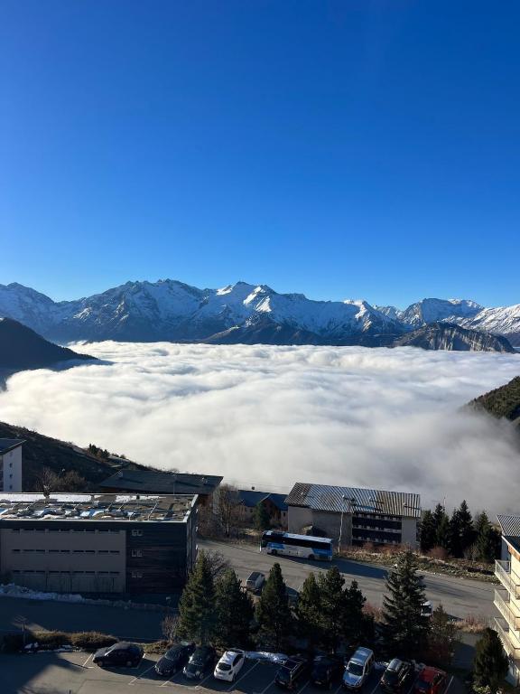 une vue sur un tas de nuages dans un parking dans l'établissement Alpe d 'Huez - Le Majestic, à Huez