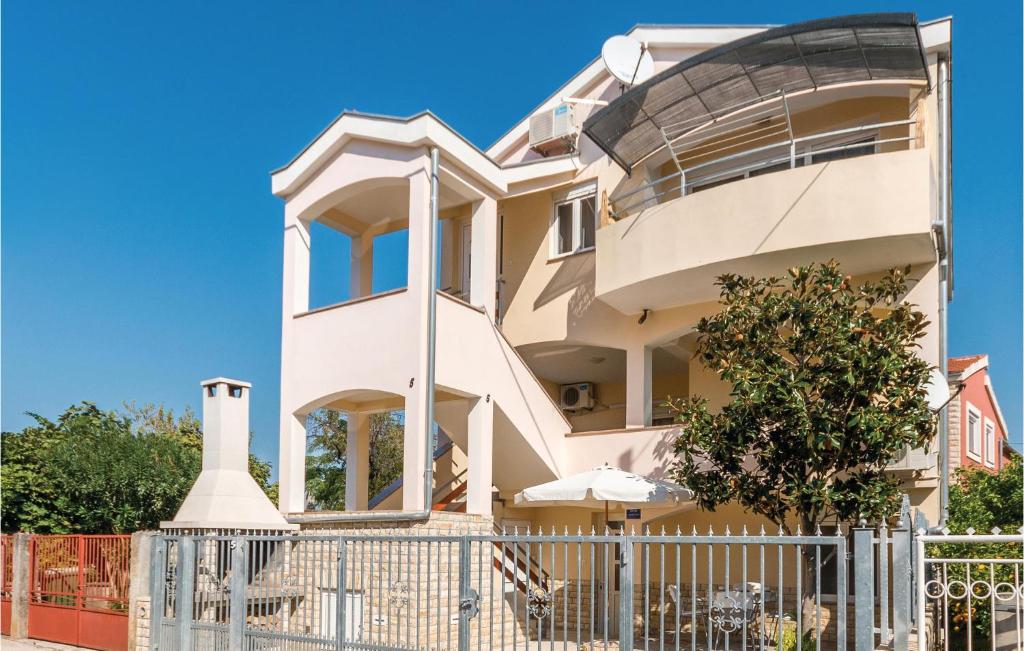 3 Bedroom Lovely Apartment In Bibinje