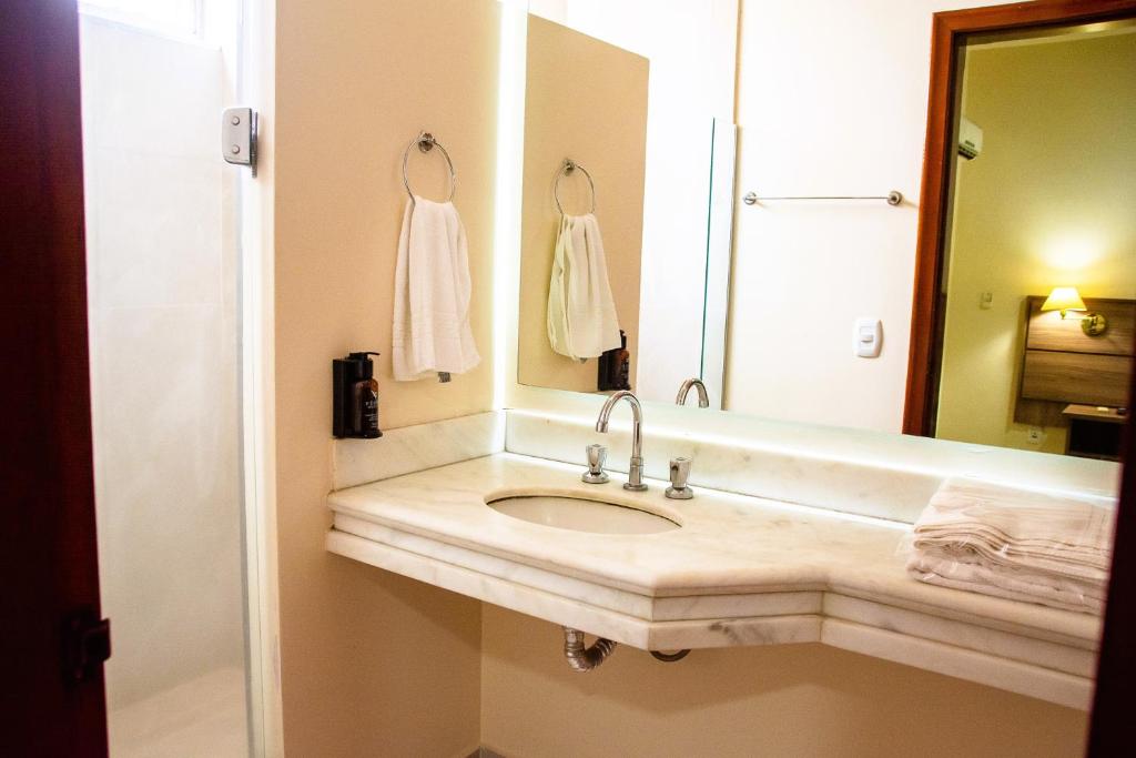 Um banheiro em Fenix Hotel Pouso Alegre