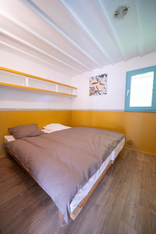 Postel nebo postele na pokoji v ubytování CAMPING LES GRAVELETS 2étoiles