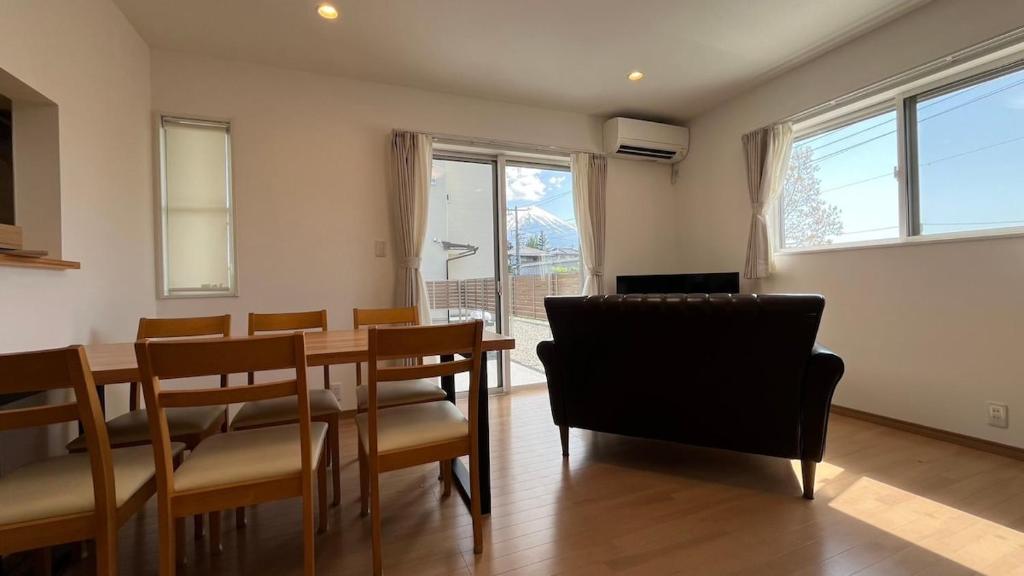 Un comedor con mesa y sillas en Villa ANOTONA No 1, en Fujikawaguchiko