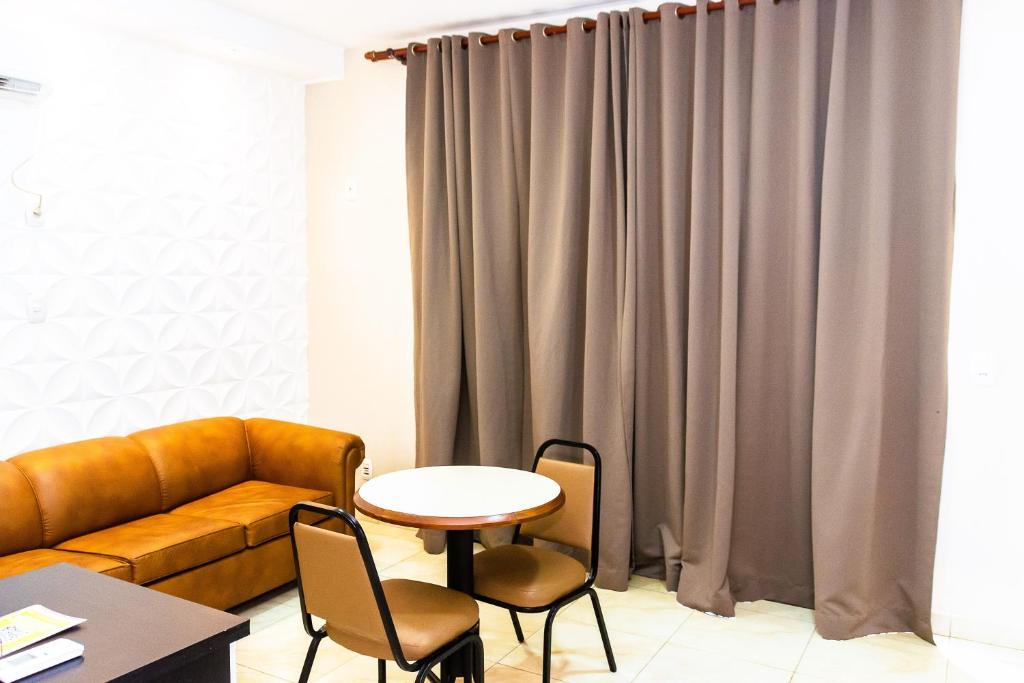 Uma área de estar em Fenix Hotel Pouso Alegre