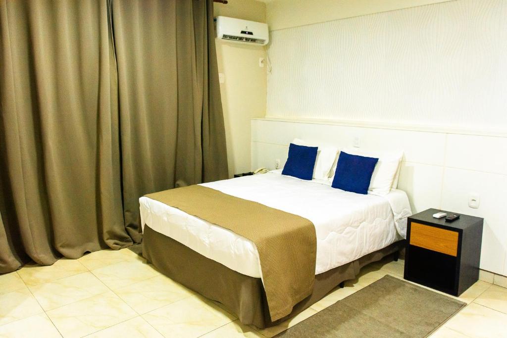 Cama ou camas em um quarto em Fenix Hotel Pouso Alegre