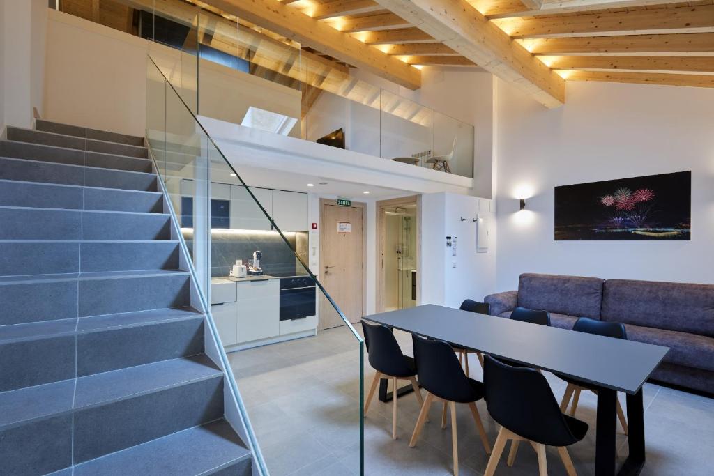 ein Esszimmer und eine Küche mit einer Treppe und einem Tisch in der Unterkunft Boutique Apartment Linda by Clabao in Pamplona