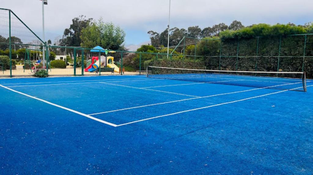 Tenis a/nebo squash v ubytování Departamento en Papudo con acceso directo a la playa nebo okolí