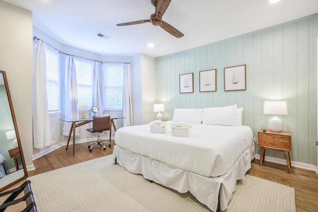 Una cama o camas en una habitación de The Bogard House 2BD and Free Parking