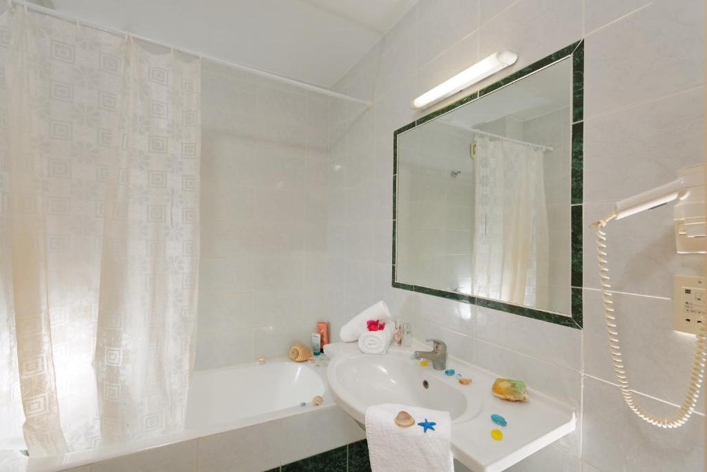 Koupelna v ubytování Agrabella Hotel