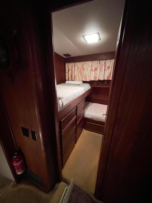 Postel nebo postele na pokoji v ubytování Hotel Yacht Our Alissa