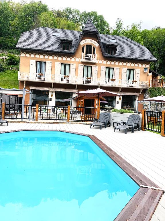 Bazén v ubytování Auberge La Douce Montagne nebo v jeho okolí
