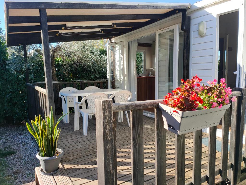 Camping les Oliviers - Two-Bedroom Bungalow