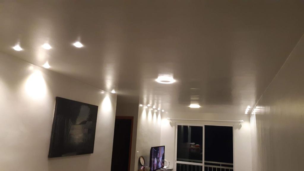 a room with a row of lights on the ceiling at Hospedagem COP30 in Ananindeua