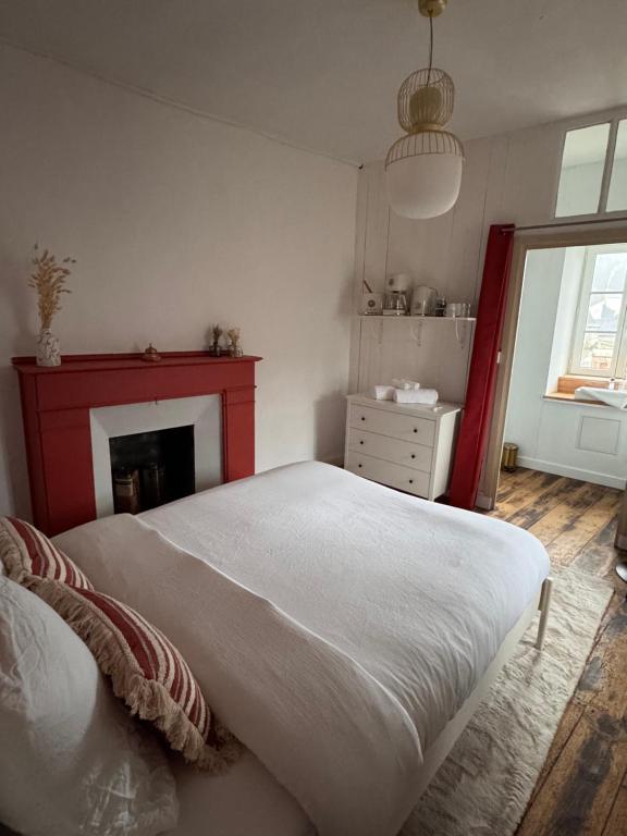 Postel nebo postele na pokoji v ubytování Chambre Rouge