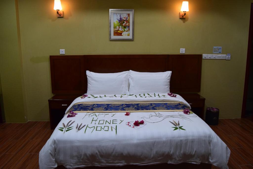 Postel nebo postele na pokoji v ubytování Blue Wave Hotel Maldives- Surf-fishing and beach -Free domestic transport when booked fullboard for a week