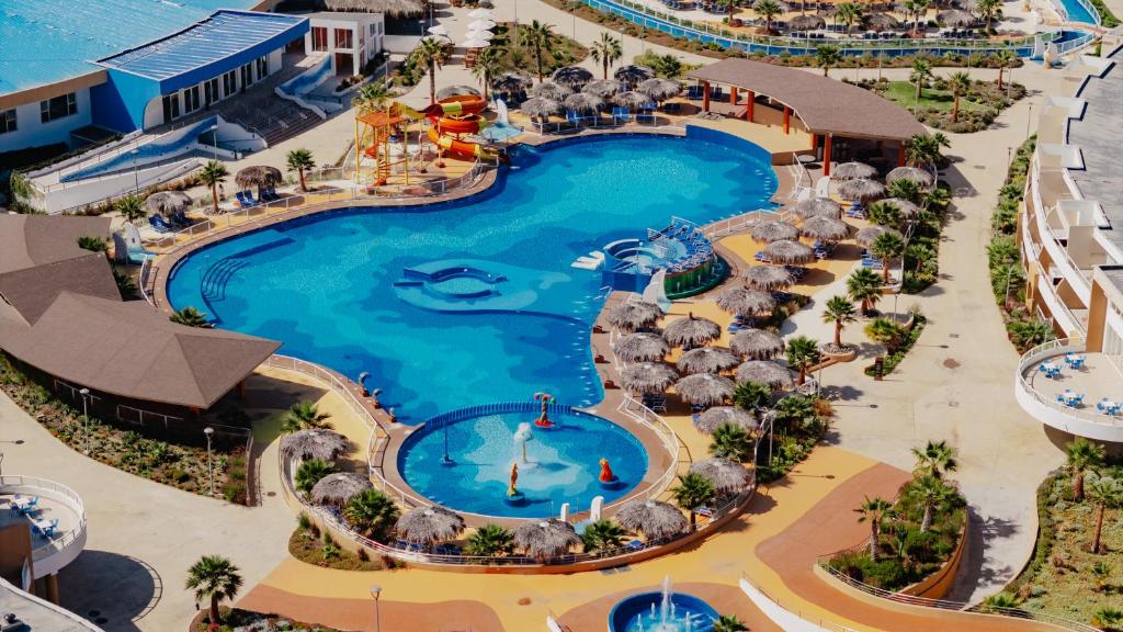 Bazén v ubytování Rosa Agustina Guanaqueros Resort nebo v jeho okolí