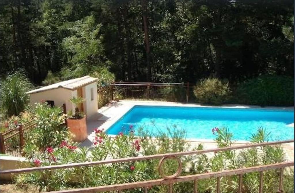Bazén v ubytování Maison calme sur terrain arboré et piscine privée nebo v jeho okolí