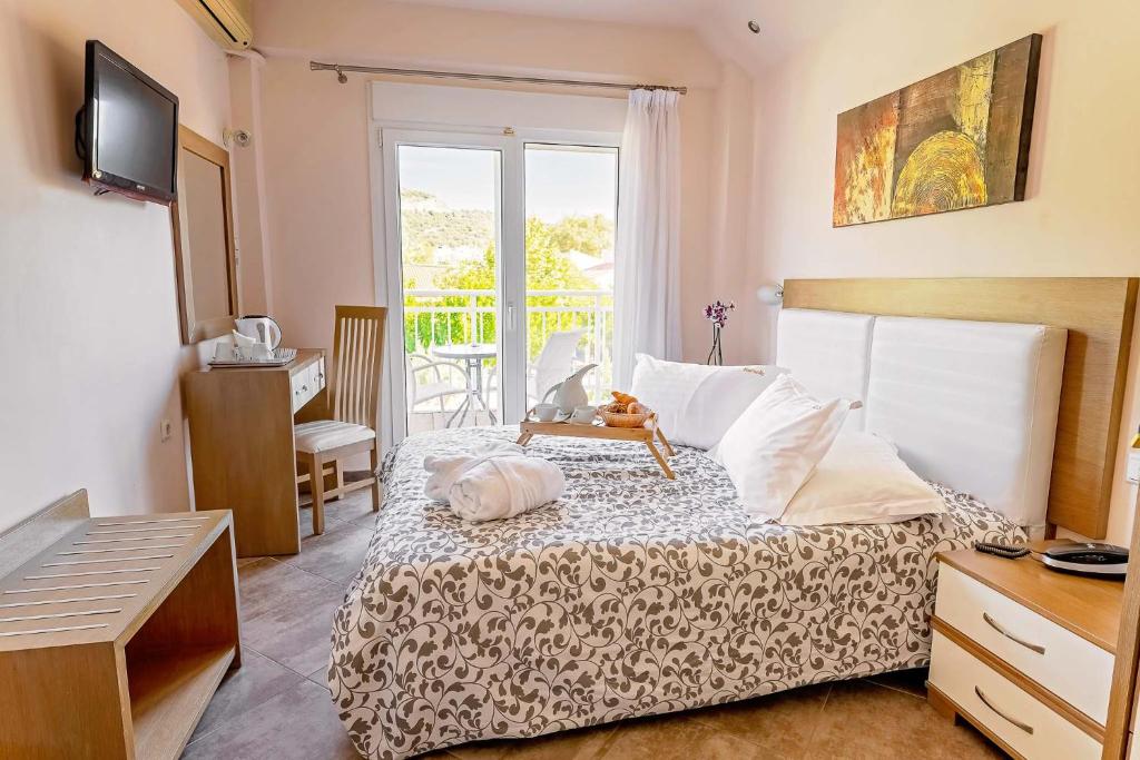 TV a/nebo společenská místnost v ubytování Vournelis Beach Hotel and Spa