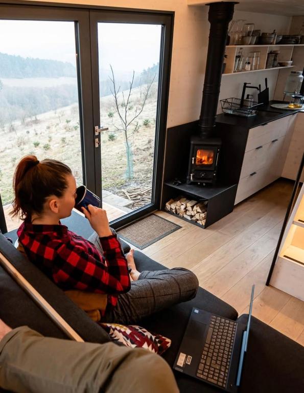 Posezení v ubytování Mobile Hut - Resort Statek Starý Týn - luxusní glampingové ubytování