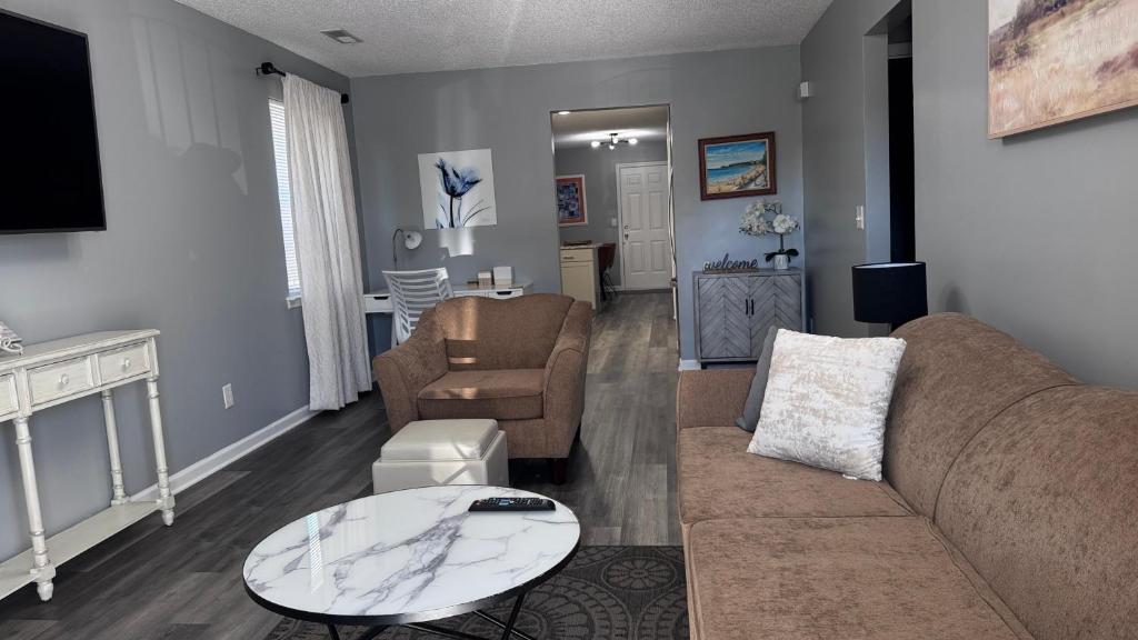 チャタヌーガにあるDowntown Home in Chattanoogaのソファとテーブルのあるリビングルーム