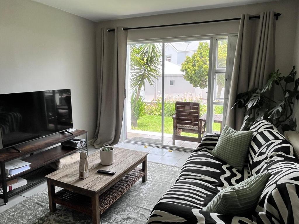 Televisyen dan/atau pusat hiburan di Hout Bay Haven - close to beach and shops