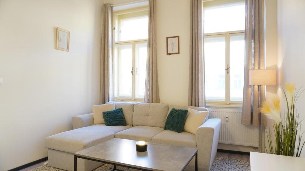Posezení v ubytování Flat with Balcony and Garage