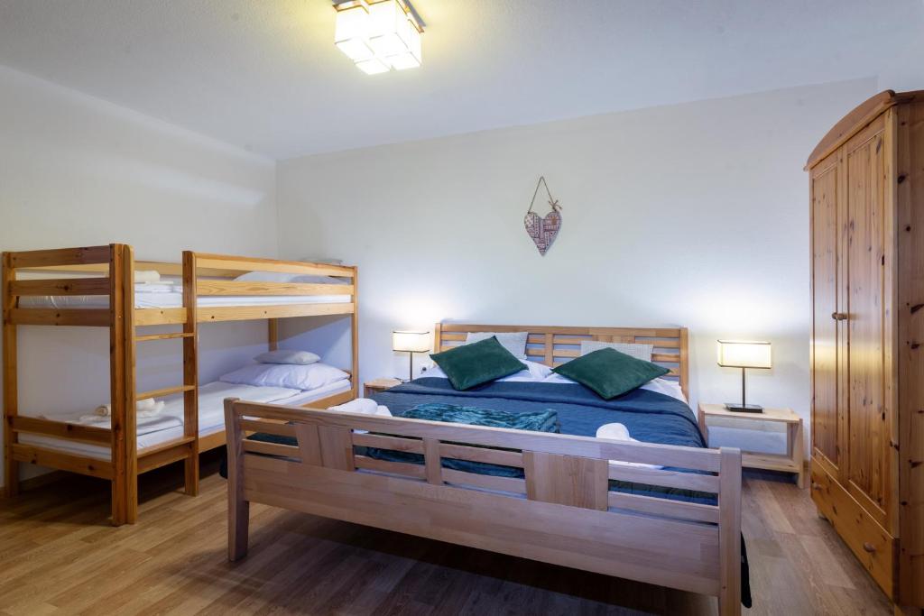 Apartmanica Fairy Tale, JASNÁ - SKI TÁLE- MÝTO POD ĎUMBIEROM, 3 apartments in 1 house, fireplace, free parking - Appartement Avec Vue Sur Jardin