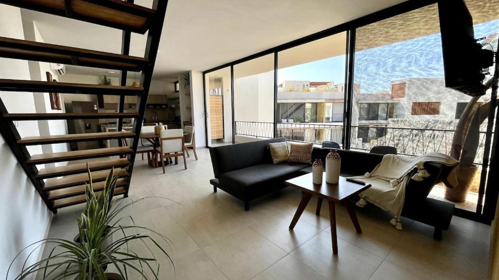 ブセリアスにあるBucerias apartment with rooftop and poolのソファとテーブルのあるリビングルーム