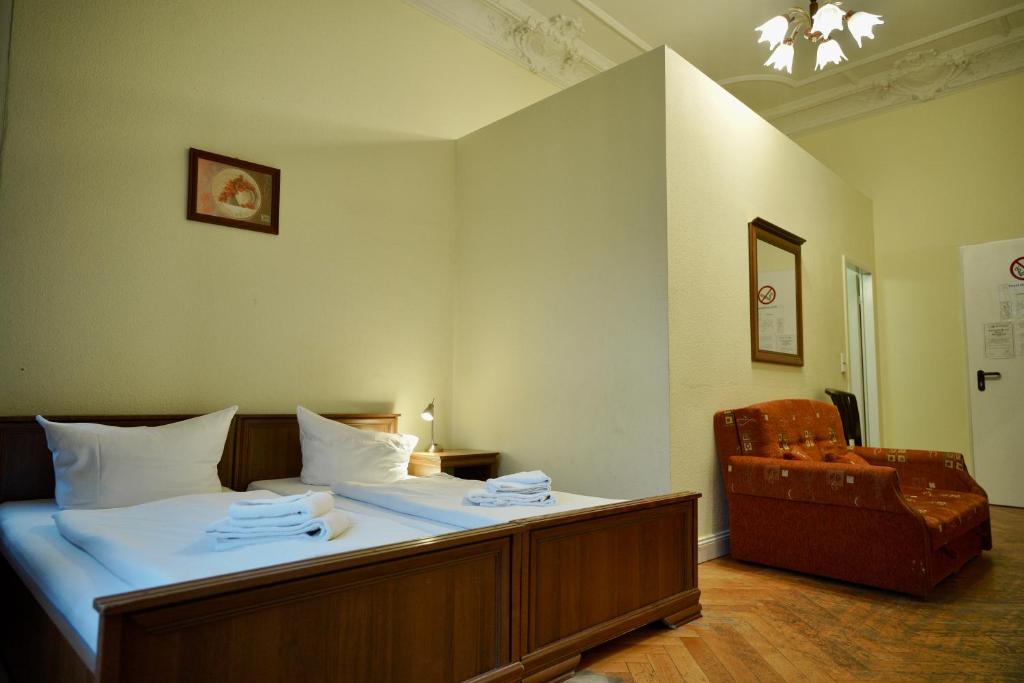 Postel nebo postele na pokoji v ubytování Hotel Pension Bernstein am Kurfürstendamm