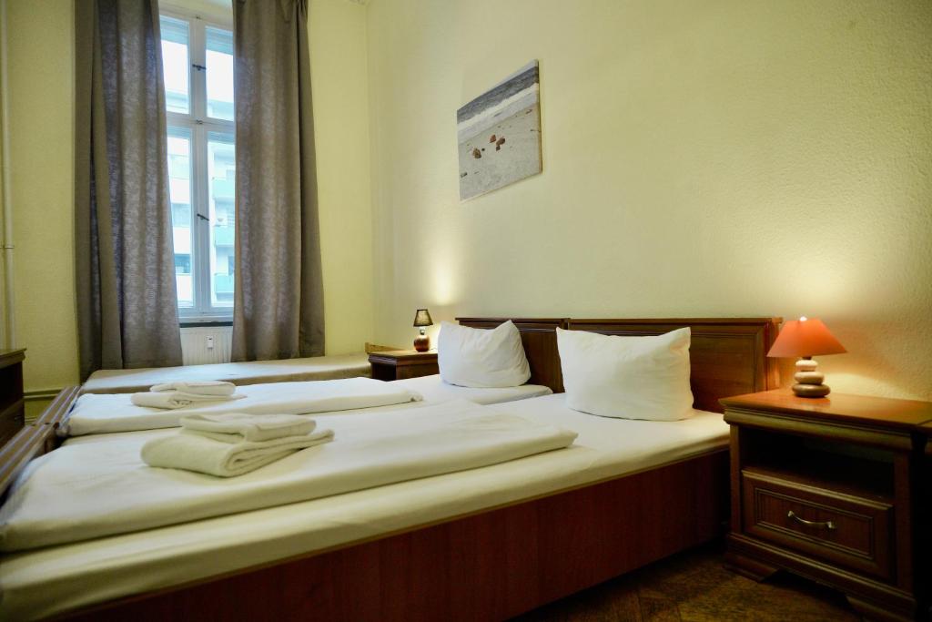 Postel nebo postele na pokoji v ubytování Hotel Pension Bernstein am Kurfürstendamm