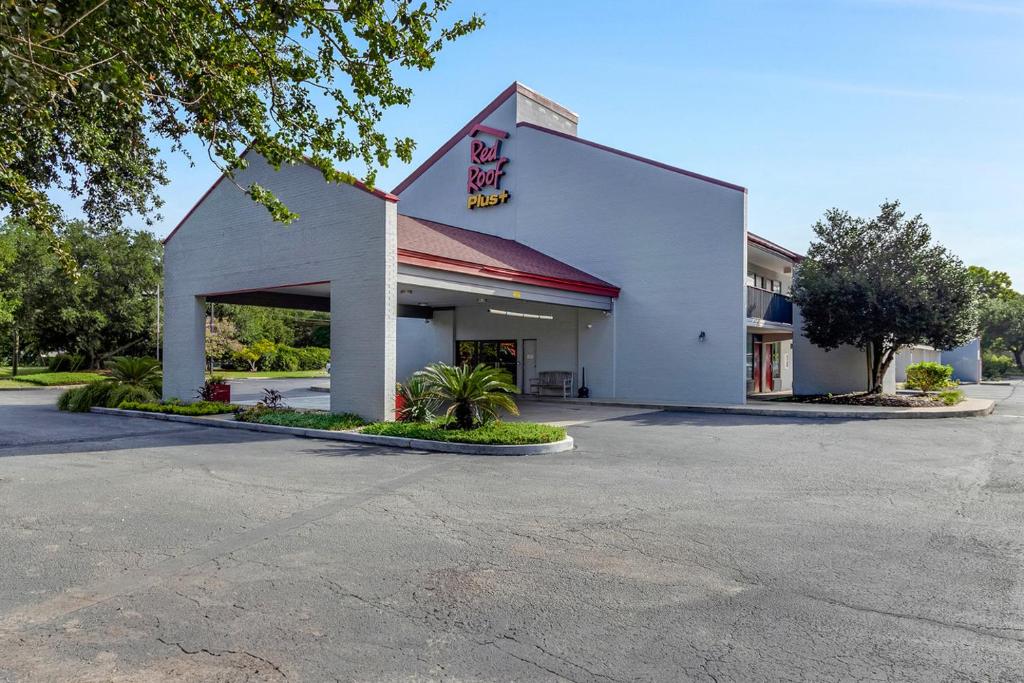 Red Roof Plus Mount Pleasant  Patriots Point