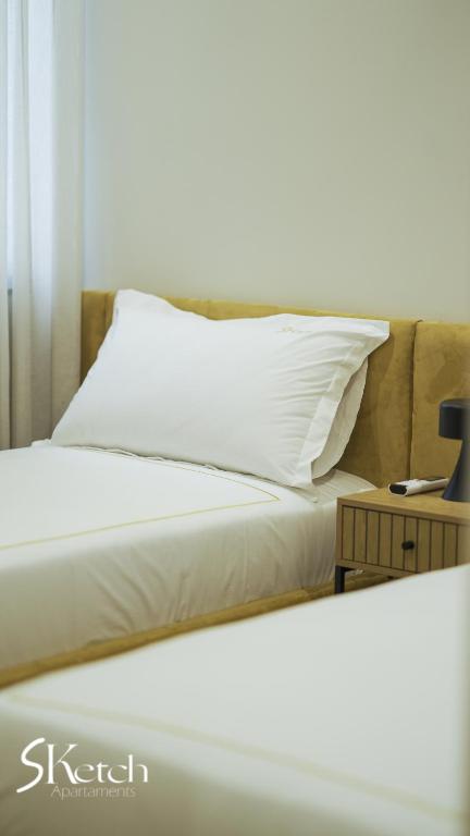 Postel nebo postele na pokoji v ubytování SKetch Apartments