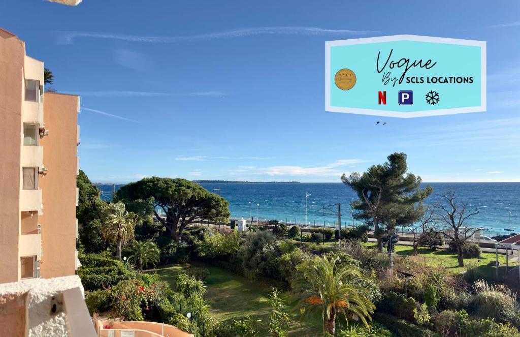 une vue sur l'océan depuis le balcon d'un immeuble dans l'établissement Vogue By SCLS Locations, à Cannes
