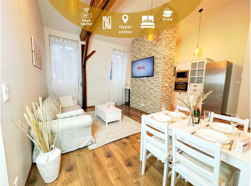 une cuisine et un salon avec une table et des chaises dans l'établissement Nest in Heart of Épernay, à Épernay