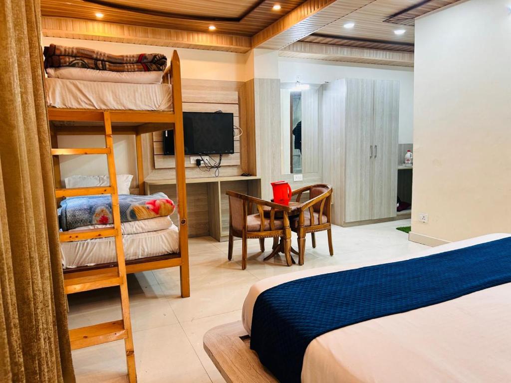 Postel nebo postele na pokoji v ubytování Yog Maya Regency B&B