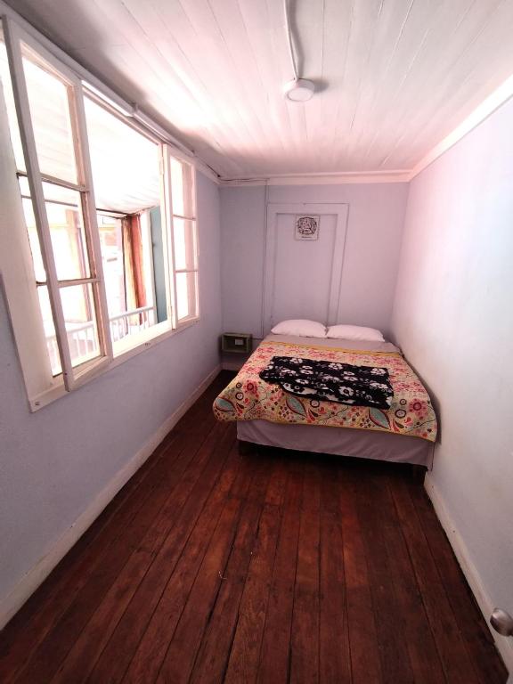 Postel nebo postele na pokoji v ubytování Hostal Perro Watón