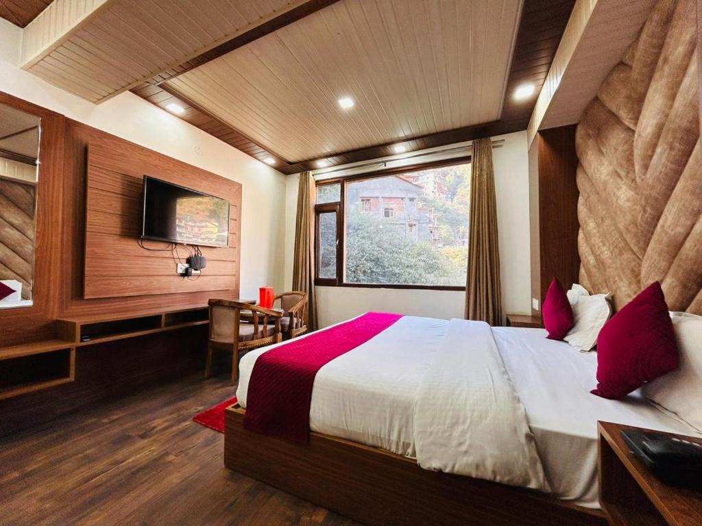 Postel nebo postele na pokoji v ubytování Yog Maya Regency B&B
