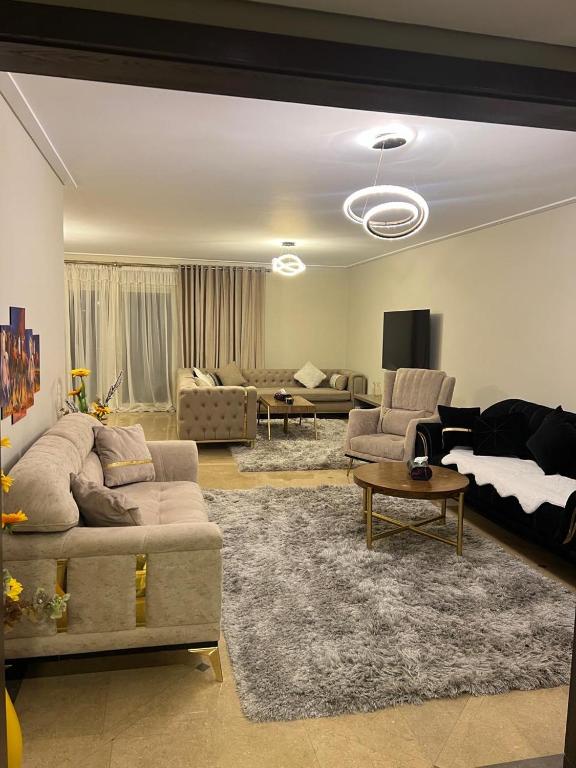 a large living room with a couch and a table at شقة فندقية نيو جيزة الشيخ زايد in Abū Rawwāsh