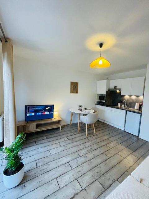 un salon avec une table et une cuisine dans l'établissement Le Studio de Théa - Private Parking - 2 Guests, au Mans