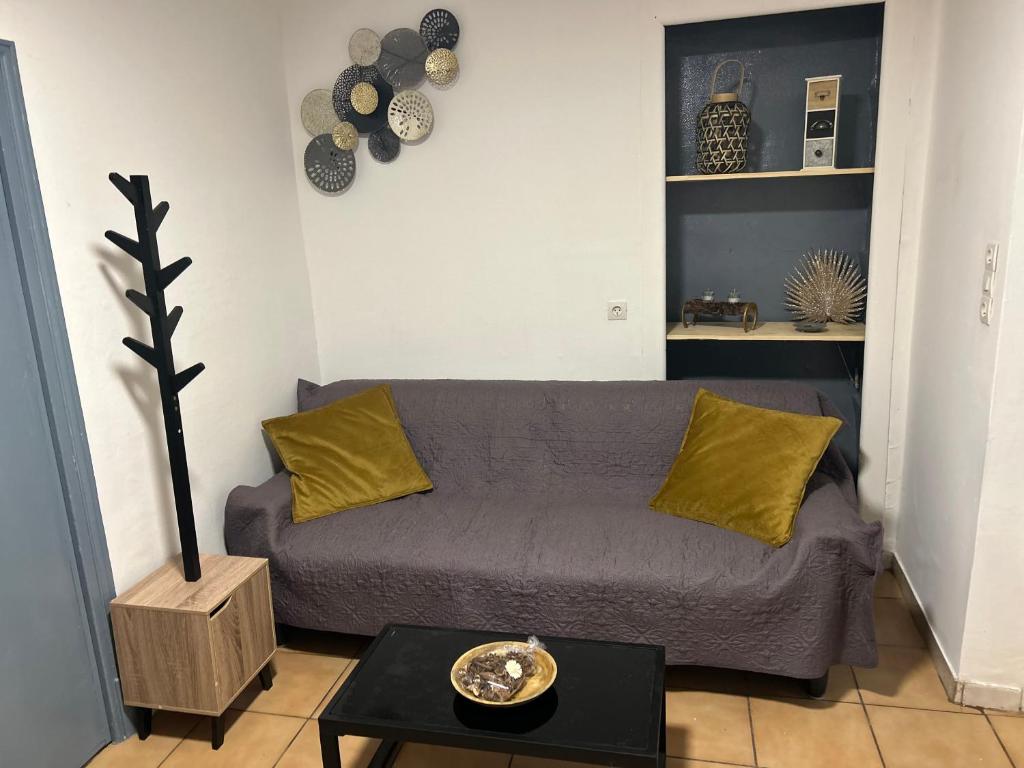 a living room with a couch and a table at L attrape rêves in Le Creusot