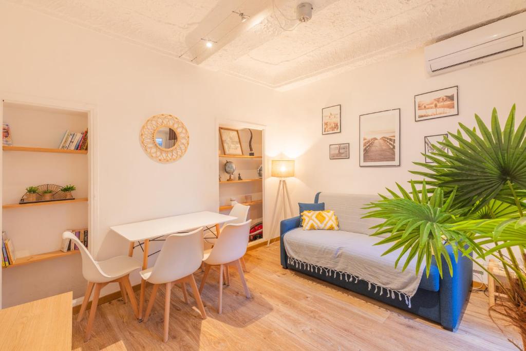 une chambre avec un lit, une table et des chaises dans l'établissement Vieil Antibes, 3 min plage de la Gravette, à Antibes