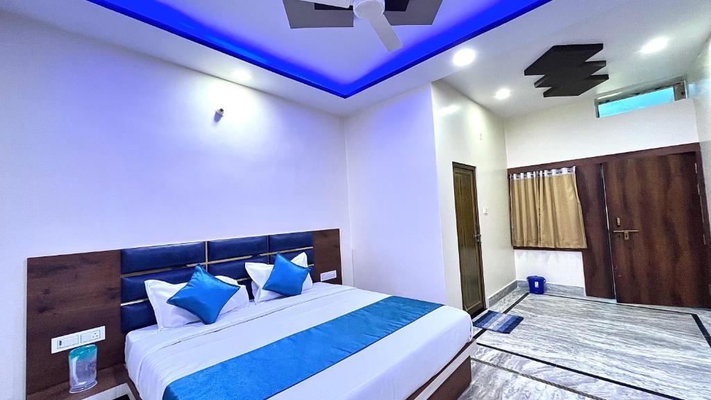 a bedroom with a bed with a blue ceiling at Shri Sarju Palace in Orchha