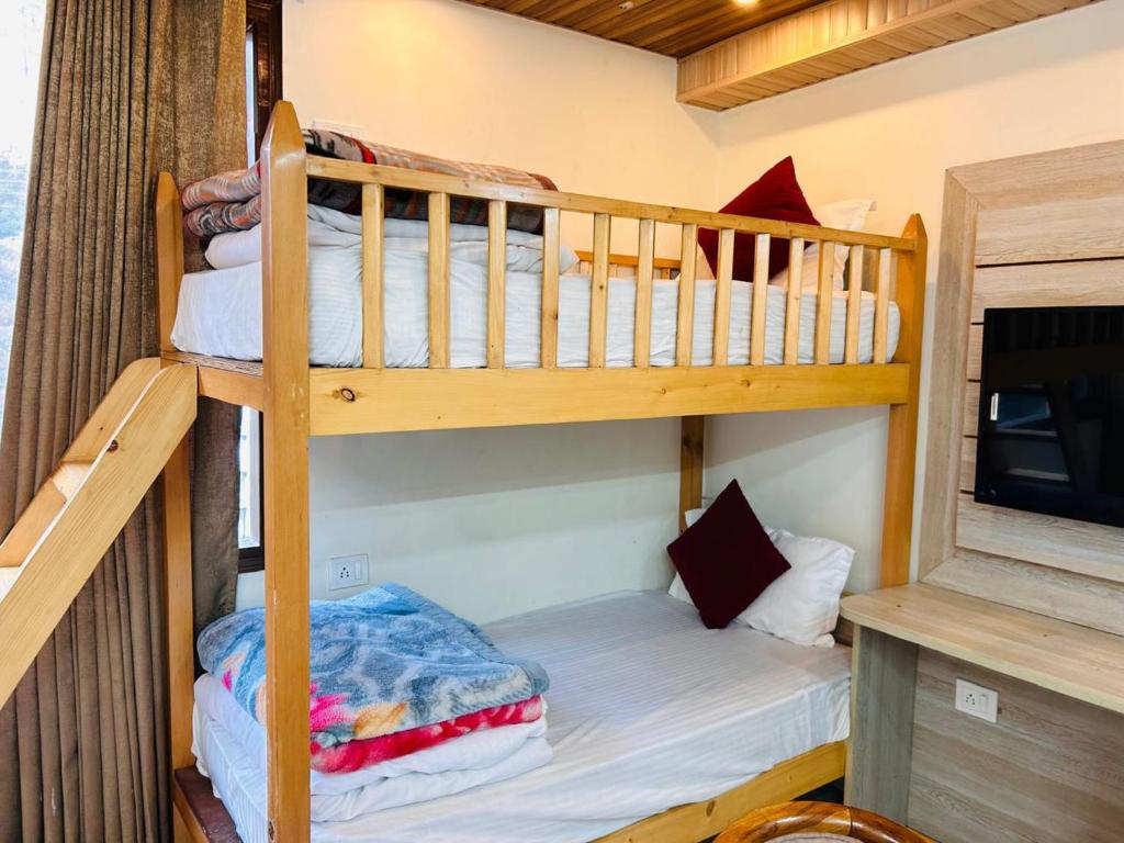 Postel nebo postele na pokoji v ubytování Yog Maya Regency B&B
