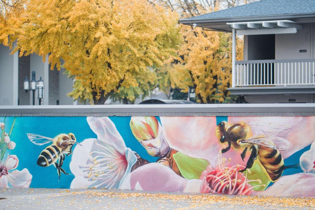 a mural of bees and flowers on a wall at Best Western Town House Lodge in Modesto