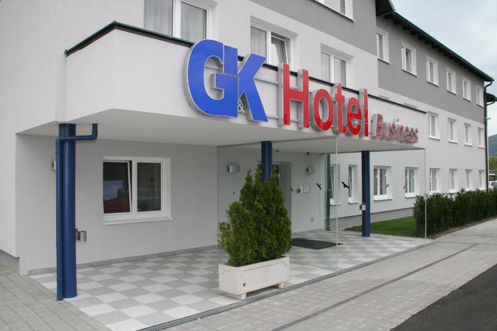een wit gebouw met een bord voor een hotel bij G&K Hotel in Guntramsdorf