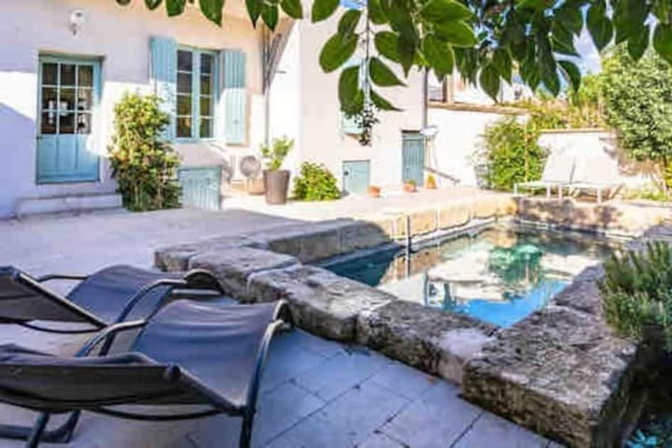 un patio avec des chaises et une piscine dans l'établissement La Provence centre ville, piscine, jardin, terrasse, à Nîmes