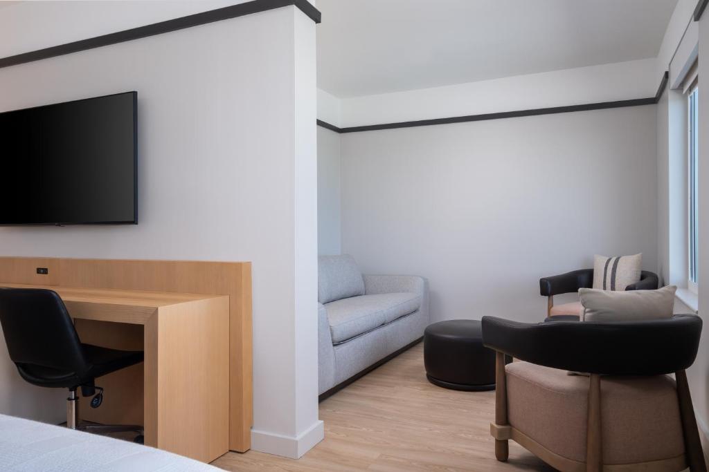 TV a/nebo společenská místnost v ubytování Denizen Hotel