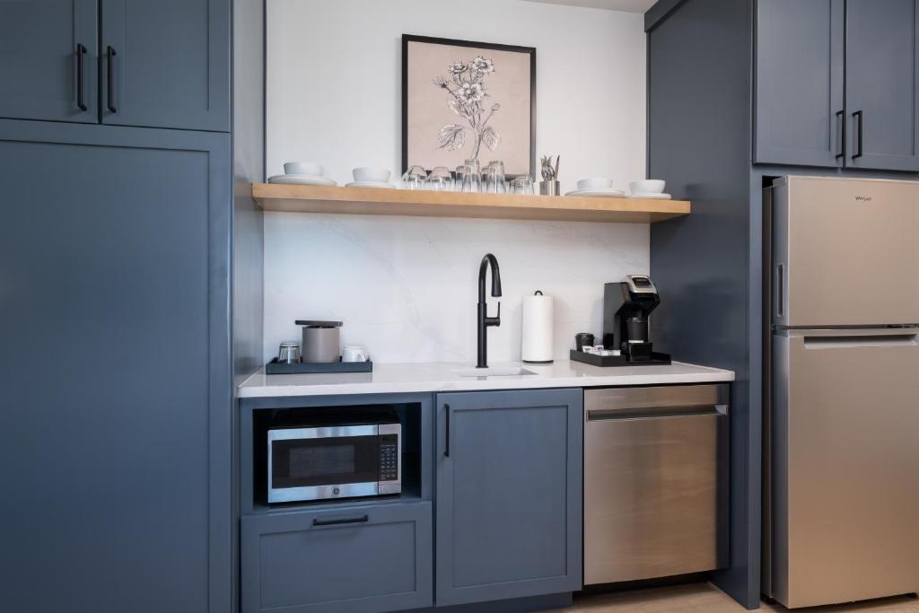 Kuchyň nebo kuchyňský kout v ubytování Denizen Hotel