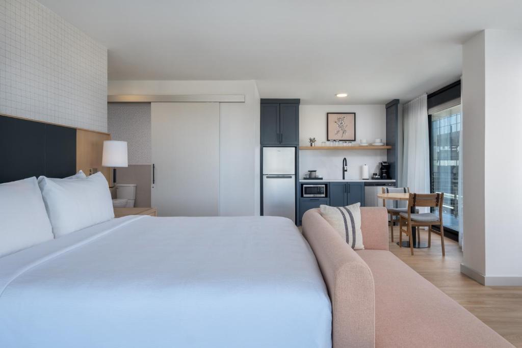 Kuchyň nebo kuchyňský kout v ubytování Denizen Hotel