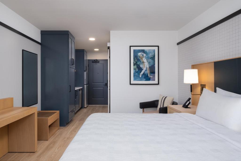 Postel nebo postele na pokoji v ubytování Denizen Hotel